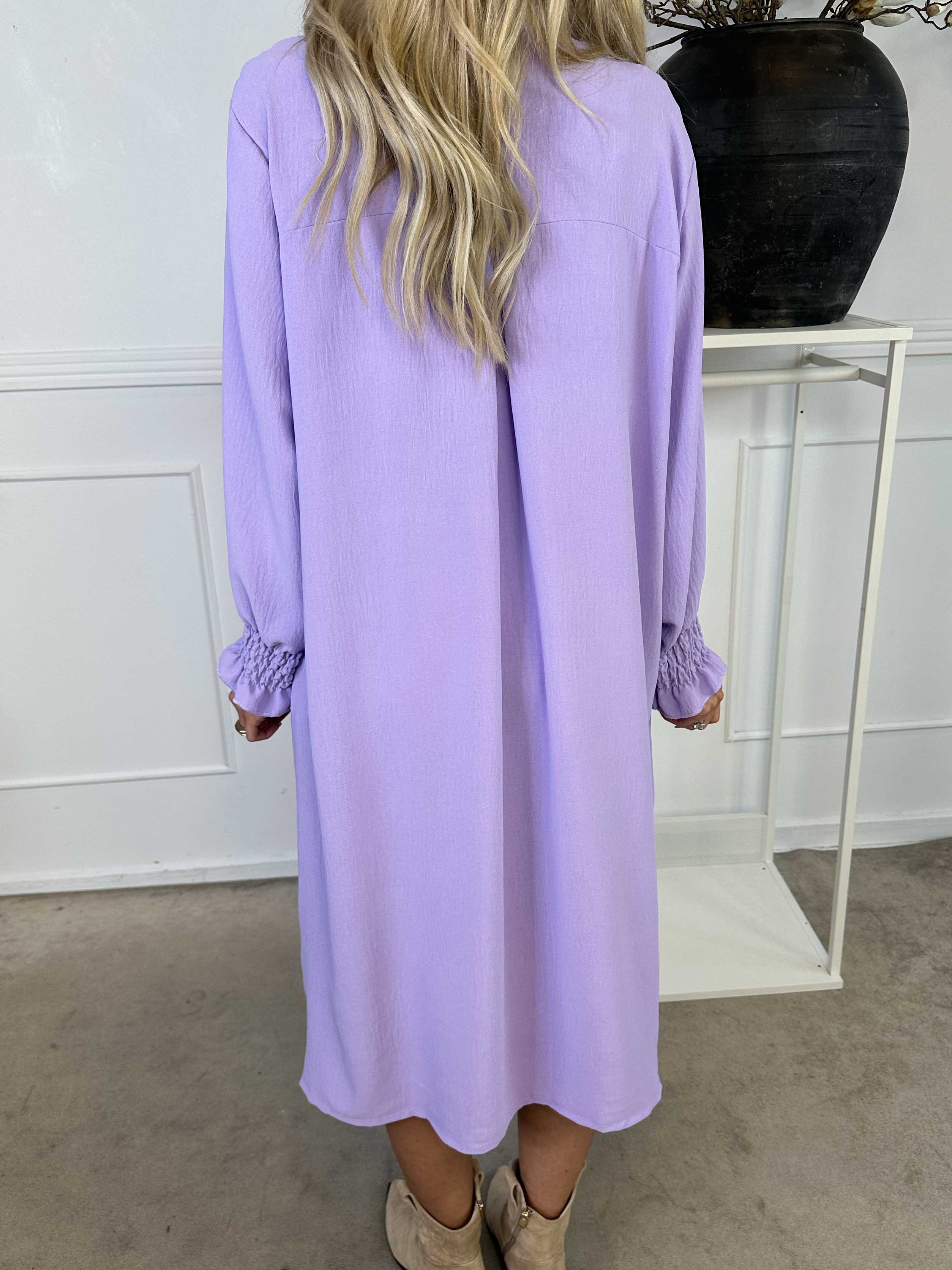 Marisol - Söt smockad klänning med v-ringning